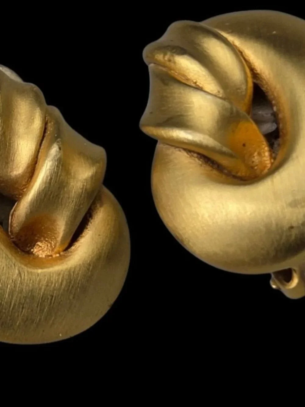 Vintage Brushed Gold Interlocking Love Knot Statement Clip-On Earrings 1980s - Picture 2 of 10